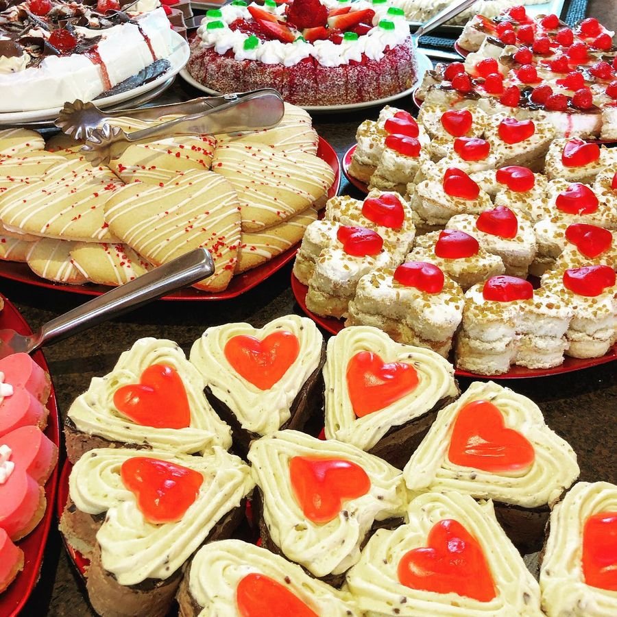 Pasteles en forma de corazón del buffet de postres