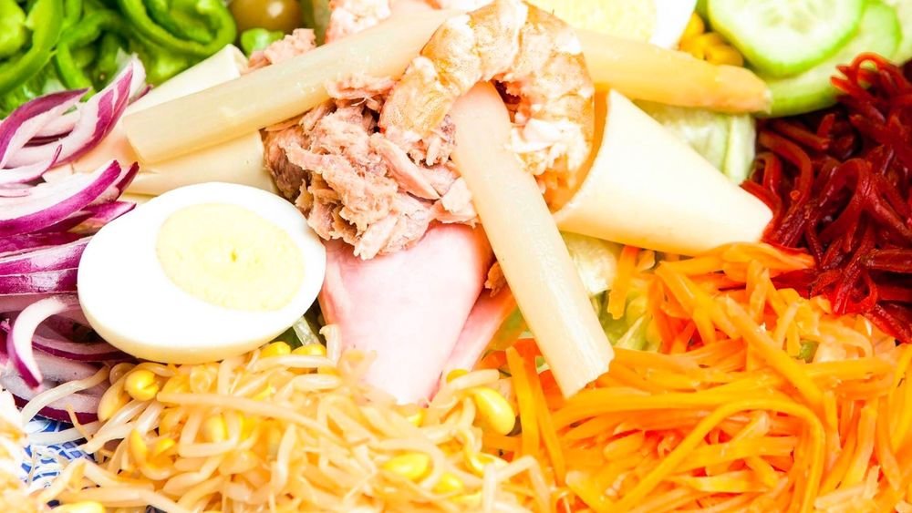 Ensalada del buffet con atún, espárragos, huevo, zanahoria y remolacha
