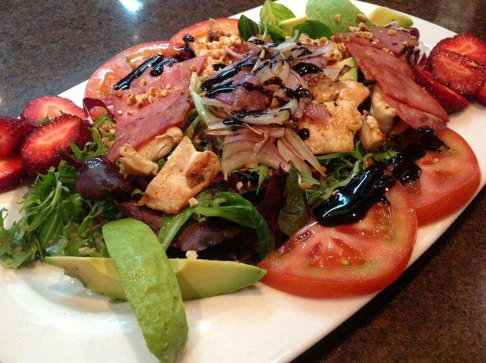 Ensalada de la casa con pollo, fresas y aguacate