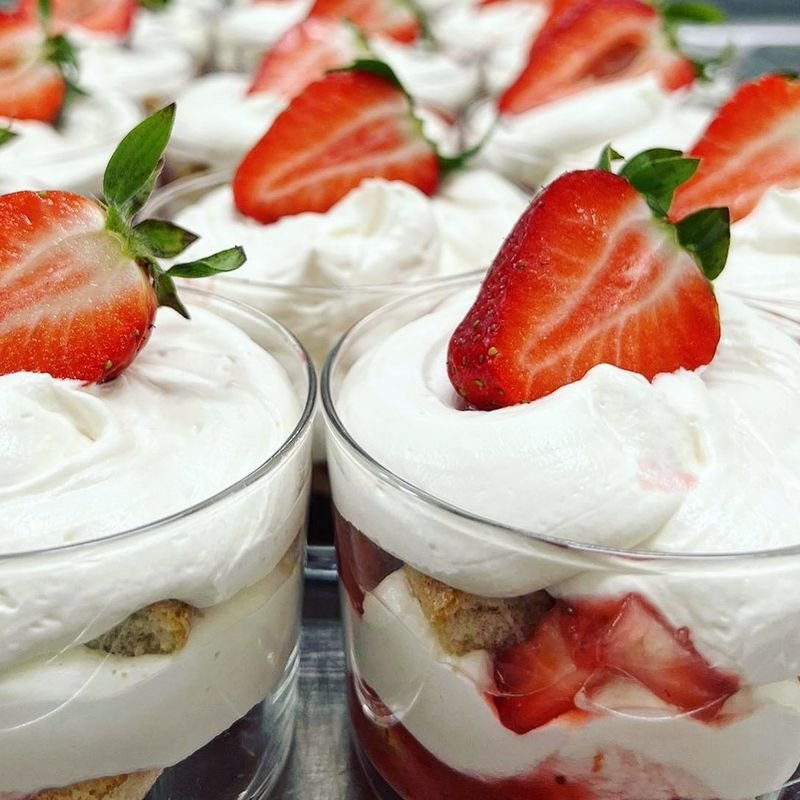 Copas de fresas con nata