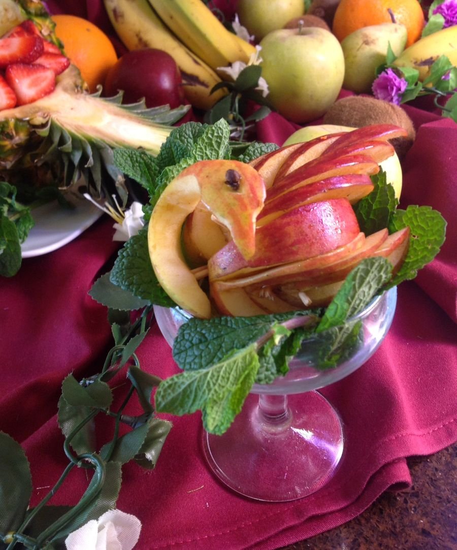 Frutero decorado con un cisne de manzana