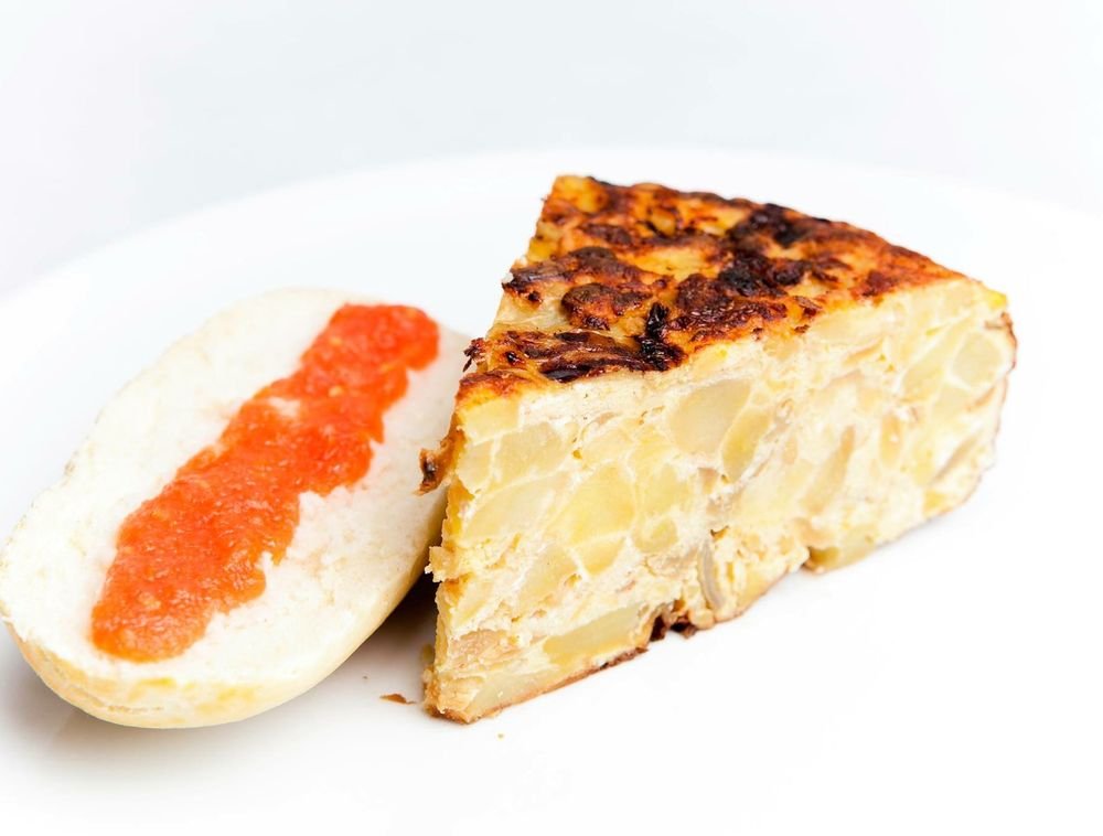 Pa amb tomàquet y un trozo de tortilla de patatas